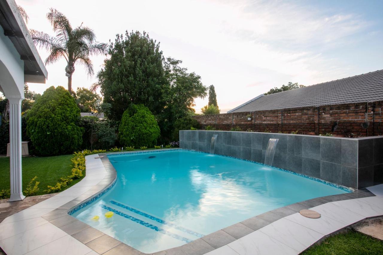 Casa di 200 m² con 1 camera Pretoria-Noord Esterno foto